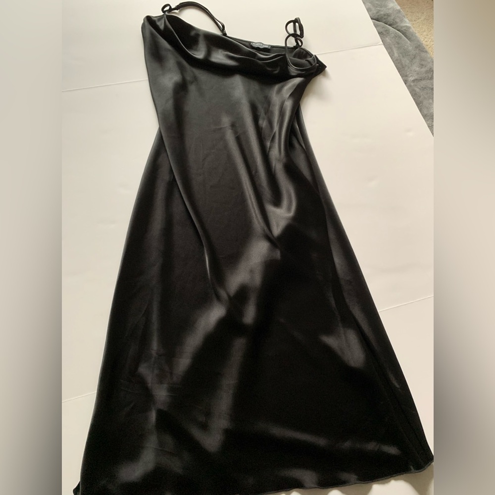 Here you have a beautiful long black dress very sexy and beautiful. Brand new !!